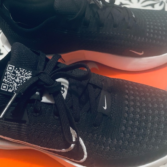 Nike Interact Run woman’s shoe BOX included